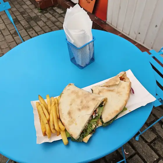 Danie z frytkami na niebieskim stoliku